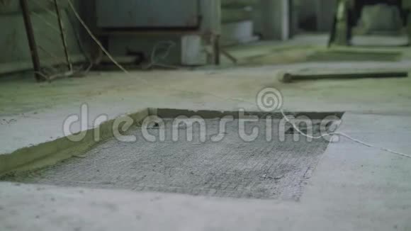 混凝土地板车间的空腔白种人拿起大锤的模糊看法视频的预览图