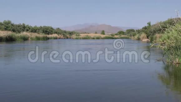 亚利桑那州盐河在盐河上游的景观背景是山脉视频的预览图