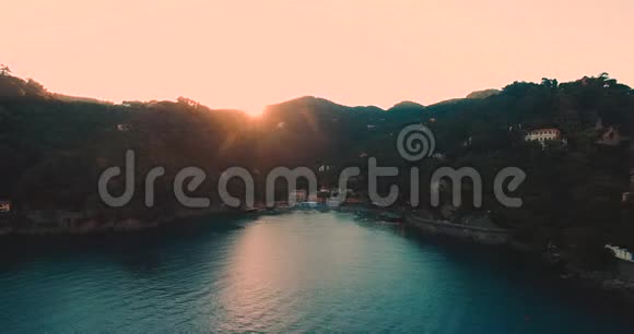 夏季日落时分意大利Portofino市海岸的精彩鸟瞰视频的预览图