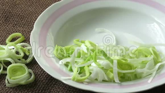 新鲜切片的韭菜放在盘子里视频的预览图