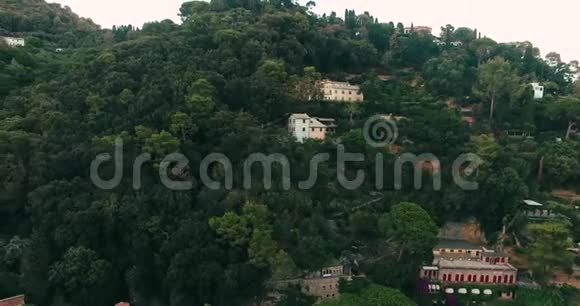 夏季日落时分意大利Portofino市海岸的精彩鸟瞰视频的预览图