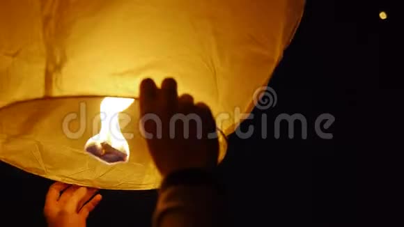 在夜空中举起中国灯笼的双手特写视频的预览图