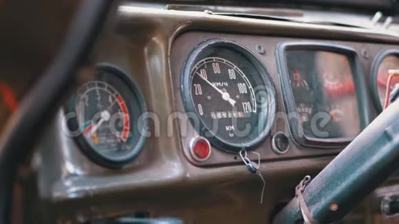 旧卡车仪表板速度计和其他指标老式军用车辆视频的预览图