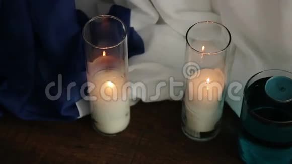 地板上有玻璃蜡烛视频的预览图