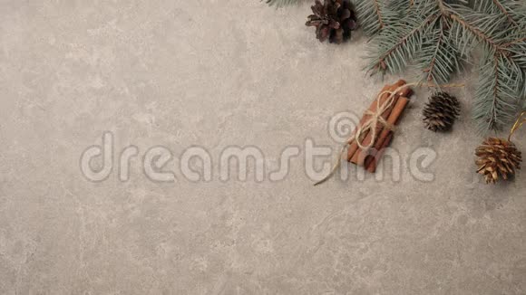 新年和圣诞节装饰一些松果圣诞树上的树枝和银质地桌子上的肉桂棒视频的预览图