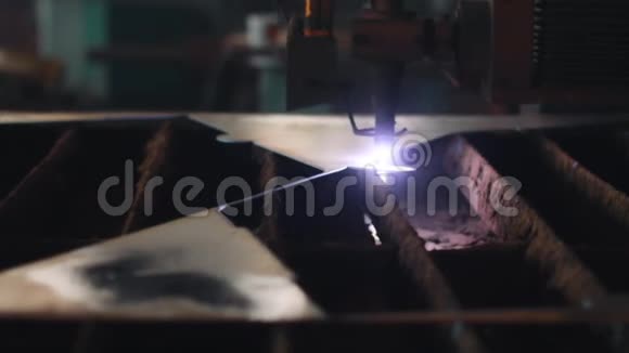 工业焊接激光机切割钢板程序等离子切割视频的预览图