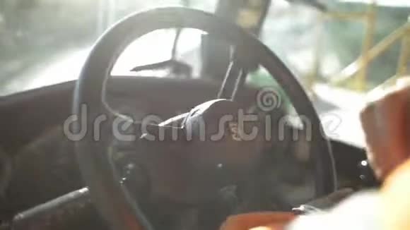 靠近司机手驾驶车轮视频的预览图