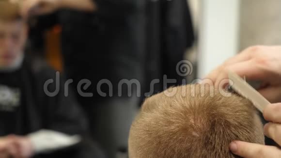 理发店青年理发服务理念男人在理发店给男人理发关门视频的预览图