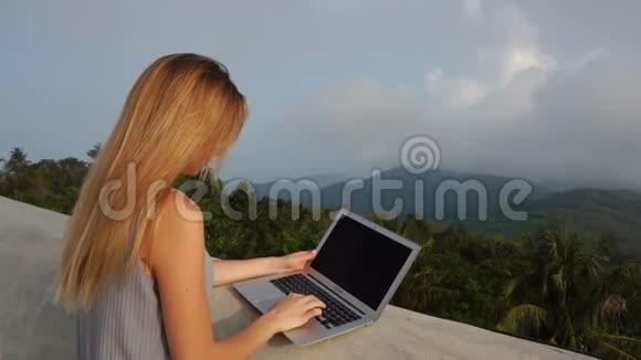 慢速引导女孩使用笔记本电脑检查信息视频的预览图