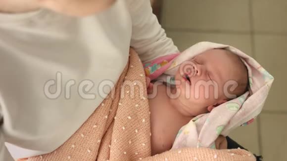 母亲把刚出生的婴儿抱在怀里视频的预览图