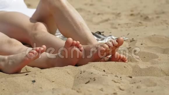 光着脚在沙子上靠近在海滩上夏日晴天视频的预览图