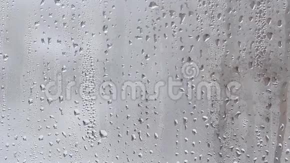 窗户上的雨滴和紧闭的薄纱视频的预览图