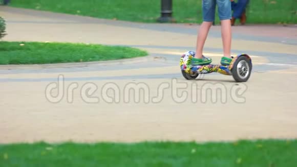 孩子骑着陀螺滑板车在鹅卵石路上视频的预览图