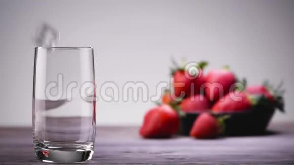 一杯红色柠檬水或果汁视频的预览图