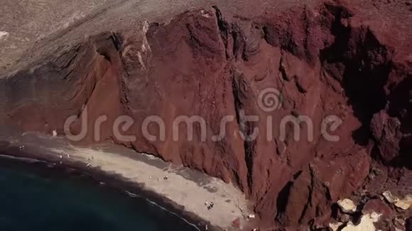 圣托里尼岛红海滩的鸟瞰图视频的预览图