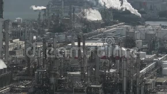 工业区的工厂及烟雾空气污染视频的预览图