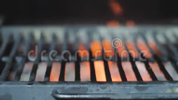 烧烤架在火和燃烧煤背景下的特写视频的预览图