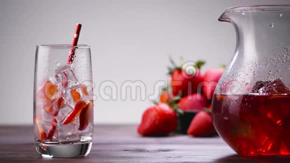 一杯红色柠檬水或果汁视频的预览图