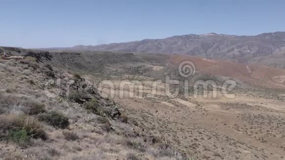 亚利桑那州沙漠日落点休息区的平底锅在布拉德肖山脉的左侧视频的预览图