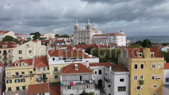 俯瞰历史悠久的里斯本阿尔法马地区视频的预览图