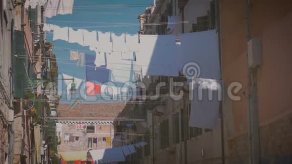 威尼斯阳光明媚的一天亚麻布在街道中间的一根绳子上晒干了视频的预览图