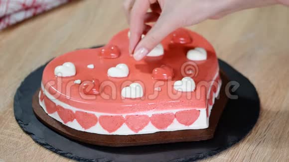 糖果装饰心形慕斯蛋糕情人节蛋糕视频的预览图