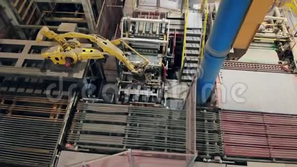 现代工厂机器在工厂里用砖块工作视频的预览图