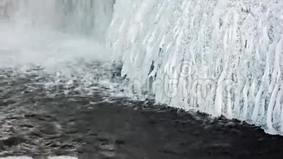 寒冷的北极雪花瀑布冰中的瀑布视频的预览图