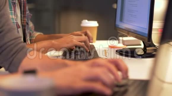 有咖啡的程序员在电脑上工作视频的预览图