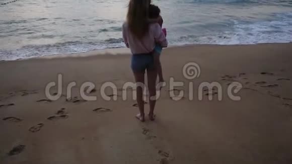 慢动作父亲在海边射杀妻子和小女儿视频的预览图