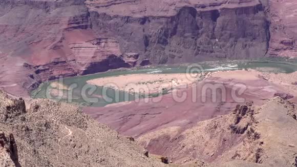 亚利桑那州大峡谷近景科罗拉多河流经海滩视频的预览图