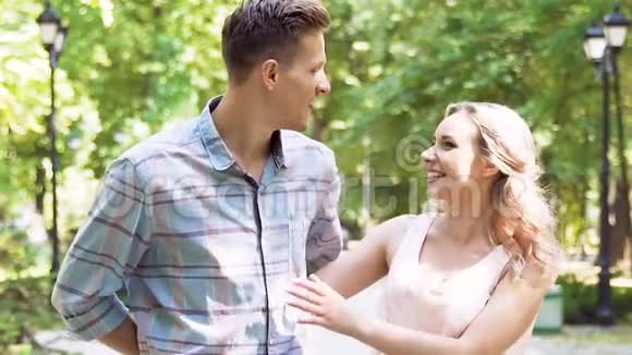 快乐的年轻夫妇在夏日公园里享受浪漫的约会慢节奏视频的预览图