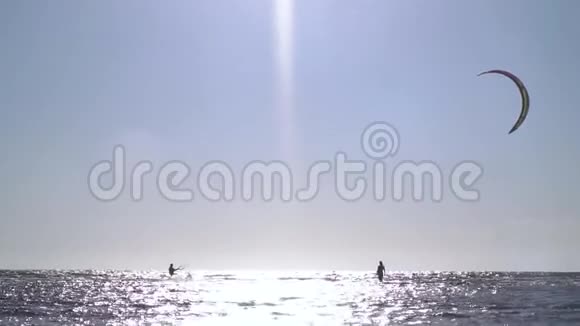 阳光明媚的下午海上风筝手的剪影慢动作视频的预览图