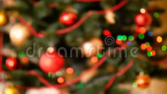 4k片装饰圣诞树和彩灯的模糊镜头视频的预览图
