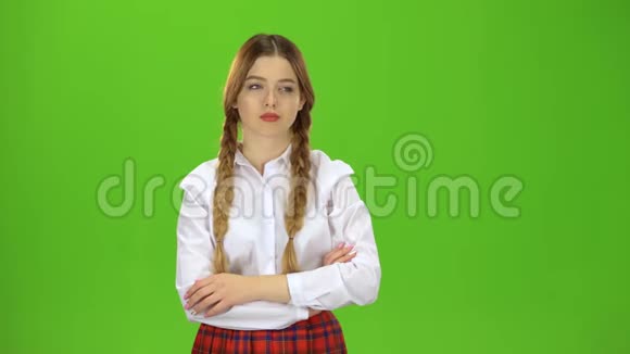 两条辫子的女学生累了绿色屏幕视频的预览图