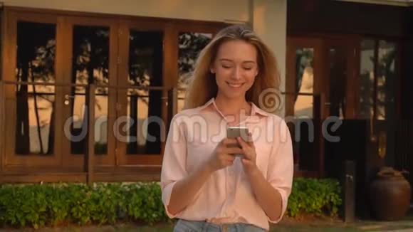 慢动作酒店业主女性阅读访客智能手机评论视频的预览图
