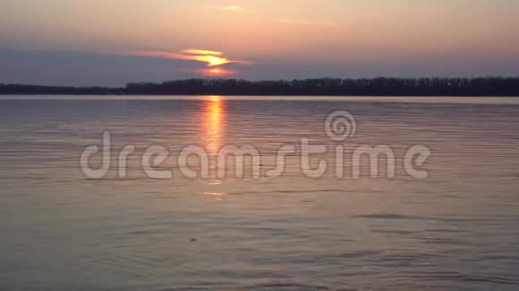 大河上美丽的日落阳光普照视频的预览图
