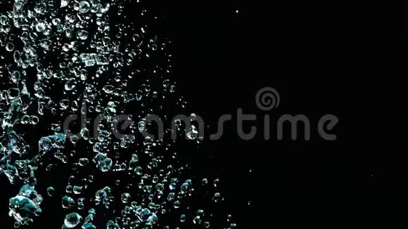 落水在黑色背景上缓慢运动落下的雨滴与黑色背景视频的预览图