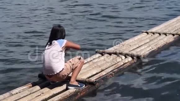 女孩在湖岸划船视频的预览图