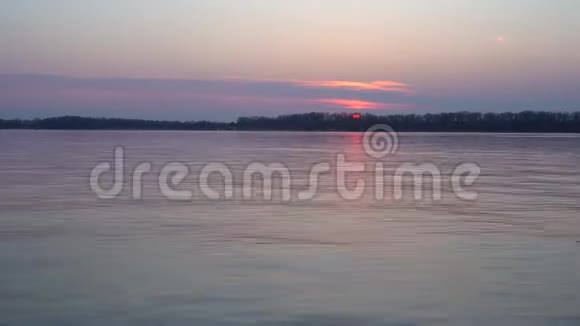 大河上美丽的日落阳光普照视频的预览图