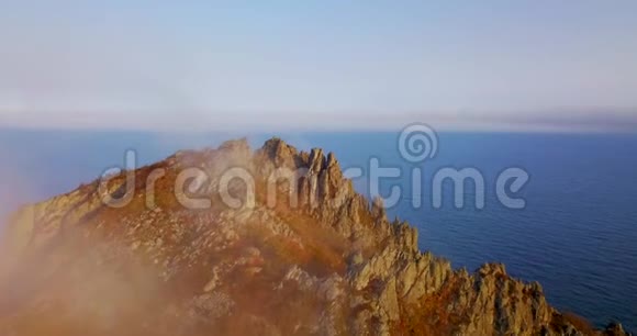飞越Primorsky地区北部锡霍特阿林生物圈保护区的卡兰查山悬崖视频的预览图