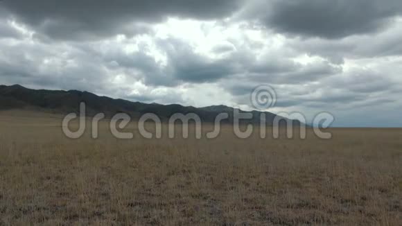 草原和田山山脉视频的预览图