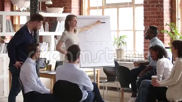 女商务教练在培训研讨会上展示白板视频的预览图