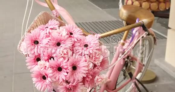 老式粉红色自行车和花篮视频的预览图