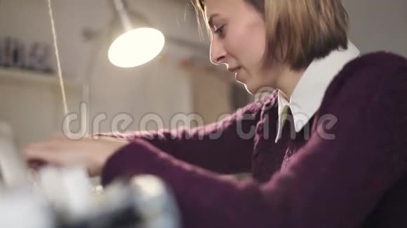 妇女在织布机上使用拉线工具视频的预览图