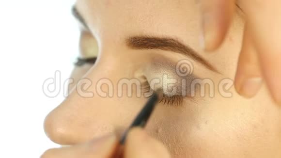 眼妆女人涂抹眼影粉画眉师用眼线来弥补女性慢动作视频的预览图