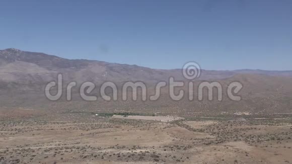 亚利桑那州沙漠日落点休息区的平底锅位于布拉德肖山脉的右侧视频的预览图