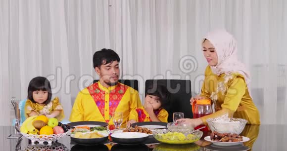 穆斯林妇女在吃饭前为家人服务视频的预览图