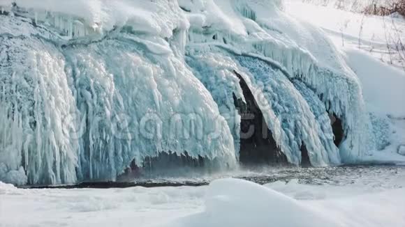 寒冷的北极雪花瀑布冰中的瀑布视频的预览图