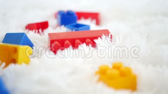 五颜六色的积木孩子们玩具躺在白色的背景上特写视频的预览图